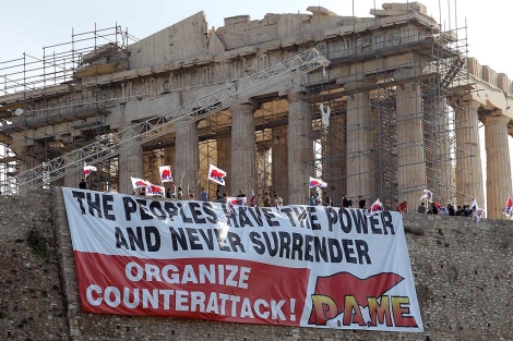 Activistas griegos protestan contra los recortes colocando una pancarta en el Acrpolis. | Efe