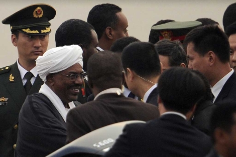 El presidente sudans, Omar al Bashir, a su llegada a Pekn. | Ap