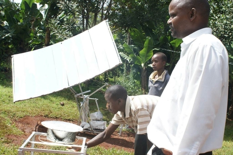 El inventor Peter Mwathi con su calentador solar.| Geoffrey Kamadi
