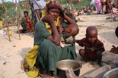 Somalíes afectados por la sequía esperan ayuda humanitaria.| AFP