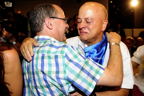 Elorza (PSOE) abraza al alcalde Izagirre (Bildu) tras la designacin de San Sebastin. | B. Daz