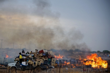 Un grupo de sudaneses huye tras el incendio provocado por el ejrcito del Norte en Abyei. | Afp