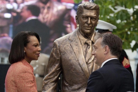 Condoleezza Rice y Viktor Orban junto a la estatua de Reagan en Budapest. | Efe