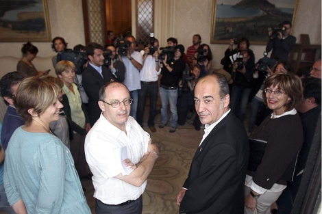 El alcalde Juan Karlos Izagirre con Martin Garitano y la consejera Blanca Urgell. | Efe