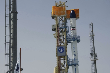 Imagen de un cohete iraní para mandar un satélite al espacio. | Ap