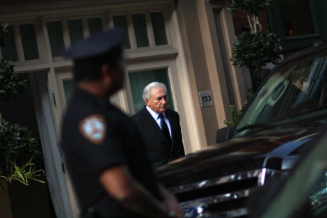 Strauss-Kahn abandona su piso en Nueva York bajo la mirada de la Polica. | AFP