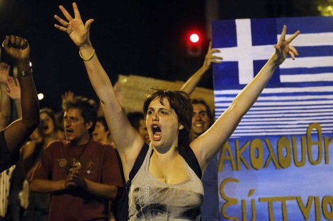'Indignados' bloquean la calle de Serrano en su marcha hacia la embajada griega. | Reuters