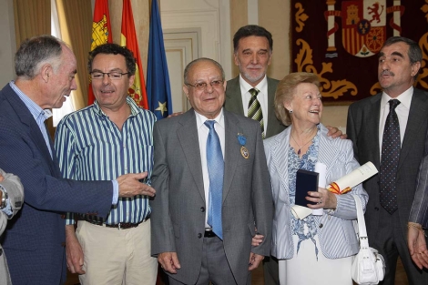 Pedro Lozano posa orgullos con su familia y, tras l, Alejo. | M. Brgimo
