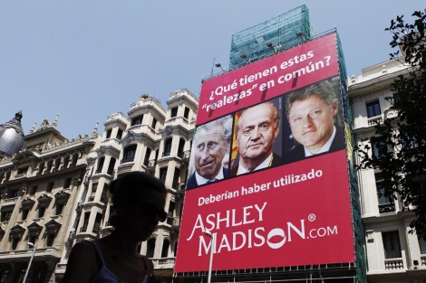 Anuncio de la agencia Ashley Madison en la Gran Vía de Madrid. (Foto: Óscar Monzón)