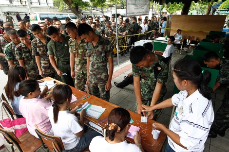 Militares tailandeses fueron lso primeros en votar en un colegio electoral de Bangkok. | AP