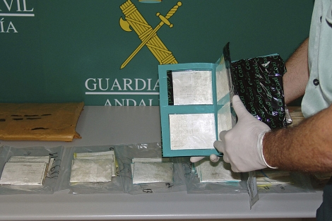 Un agente de la Guardia Civil muestra uno de los sobres manipulados. | Efe