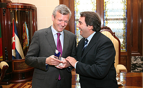 El conselleiro Alfonso Rueda y el alcalde corus Carlos Negreira, este lunes. | Concello