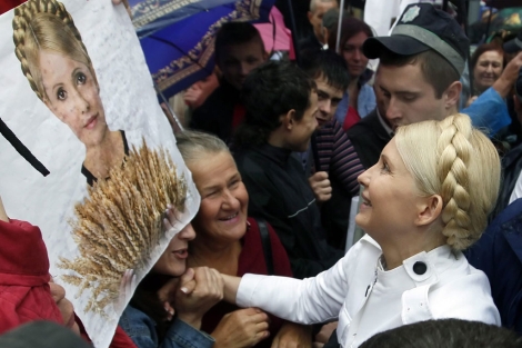 Yulia Timoshenko saluda a sus seguidores a su salida de los juzgados en Kiev. | Efe