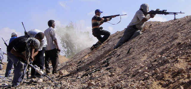Rebeldes libios disparan contra las tropas de Gadafi en el frente de Misrata. | Ap