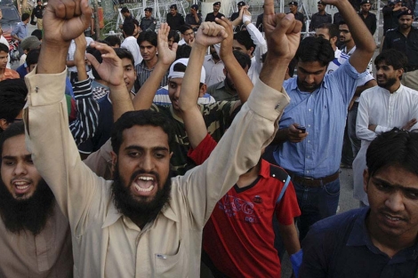 Manifestantes islamistas frente al consulado de EEUU en la ciudad paquistan de Lahore. | Ap