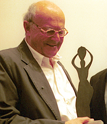 En 2003 recibi el Premio Julio Gonzlez.