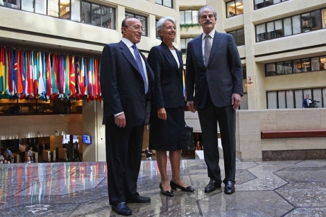 Christine Lagarde rodeada por John Lipsky y Sakakour Shaalan. | Afp