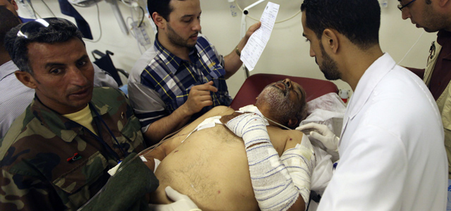 Un soldado rebelde herido es atendido en un centro mdico de Bengasi. | Reuters