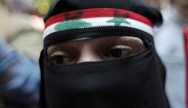 Una manifestante contra el régimen sirio de Bashar Asad durante una protesta en El Cairo. | AP