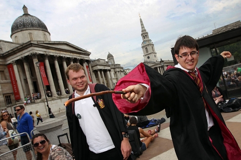 Un 'fan', durante la vigila de Potter en Londres. | AFP