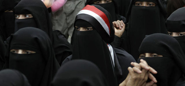 Mujeres manifestndose por la expulsin total de los mienbros del gobierno de Saleh. | Afp