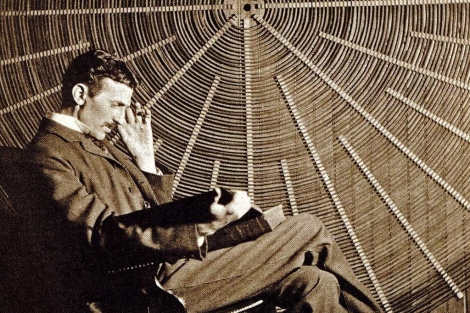 Imagen de Tesla que posa junto a uno de sus artilugios elctricos.| UPM