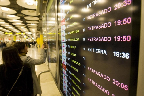 Un panel de informacin muestra retrasos en los vuelos de Iberia. | Roberto Crdenas