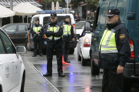 Control policial en el centro de Santiago, este viernes. | Efe