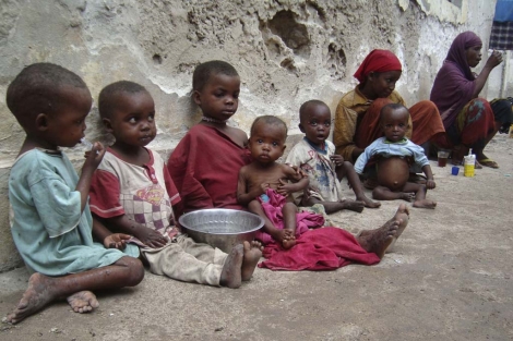 Niños y mujeres del sur de Somalia esperan en un edificio en ruinas.| AP Photo