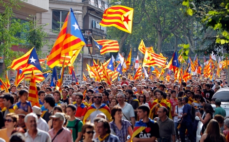 Los manifestantes ondean 'estelades' en Via Laietana. | Jordi Soteras