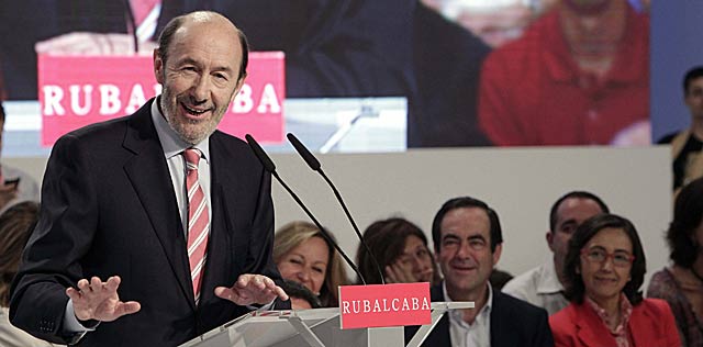 Rubalcaba, ya como candidato oficial del PSOE, en su primer discurso. | Efe/Sergio Barrenechea