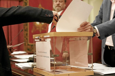 Una ciudadano vota en Sevilla en las ltimas elecciones municipales. | Esther Lobato