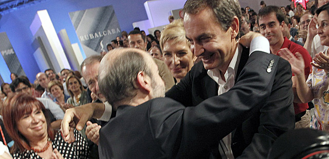 Rubalcaba y Zapatero se abrazan tras el discurso del candidato del PSOE. | Efe/Manuel H. de Len
