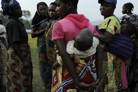 Algunas de las mujeres violadas en el pueblo de Nakiele. | Afp