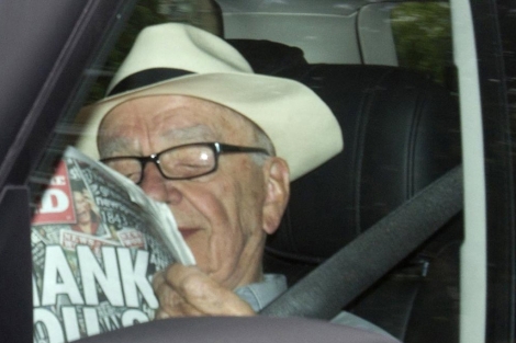 Rupert Murdoch lee el ltimo 'News of the World' a su llegada a Londres. | Reuters
