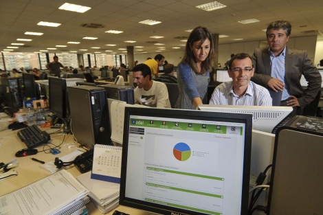 Oskar Rueda, gerente de Bilbomática, y sus compañeros supervisan el software.| P. Corral