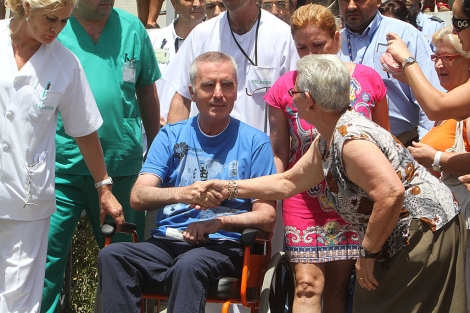 Una mujer saluda a Ortega Cano a su salida del hospital en Sevilla. | C. Mrquez