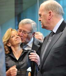 El presidente del Eurogrupo, Jean-Claude Juncker, besa a Salgado. | Afp