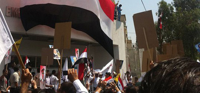 Manifestantes pro Asad atacando la embajada de EEUU en Damasco. | Afp