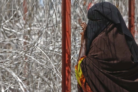 Una mujer somalí espera su ración de alimentos en el campo de Dabaab.| EFE