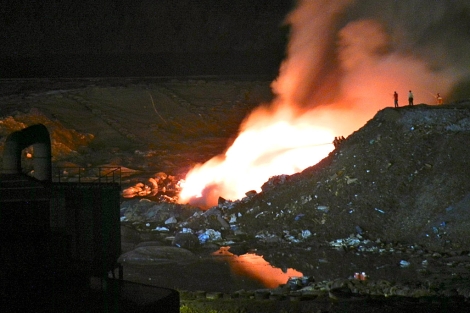 Una imagen del incendio en el vertedero durante la madrugada del martes. | Ecologistas en Accin