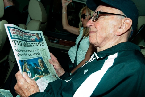 Murdoch lee esta maana un ejemplar de The Times, con el escndalo en portada. | AFP