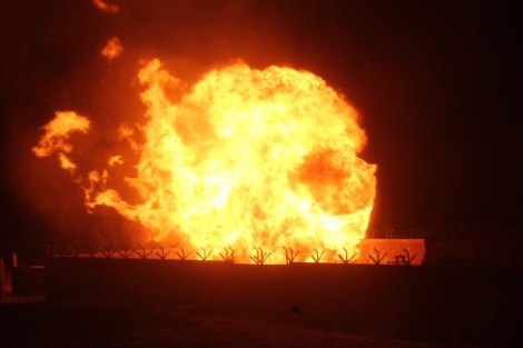 Imagen de las llamas provocadas por la explosin. | Reuters