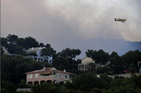 La humareda del incendio forestal se eleva tras la urbanizacin | Alberto Vera