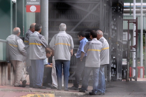 Corro de trabajadores en la planta de Renault donde se produjo el accidente. | Brgimo