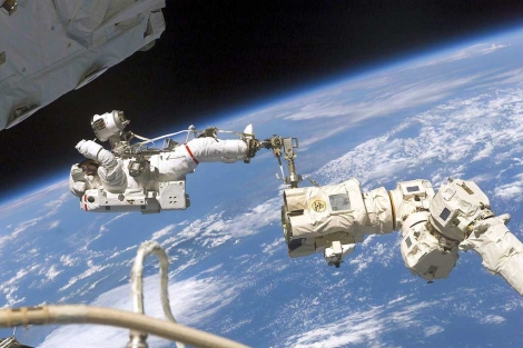 Los astronautas Mike Fossum y Ron Garan durante el paseo espacial.| NASA TV