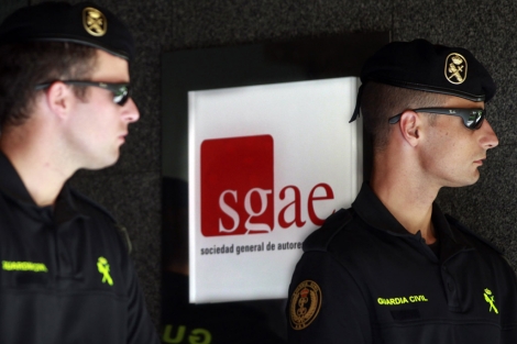 Dos agentes de la Polica Nacional, ante la sede de la SGAE. | Javier Barbancho