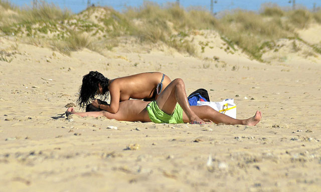 Una pareja se besa en una playa de Cdiz. | Cata Zambrano