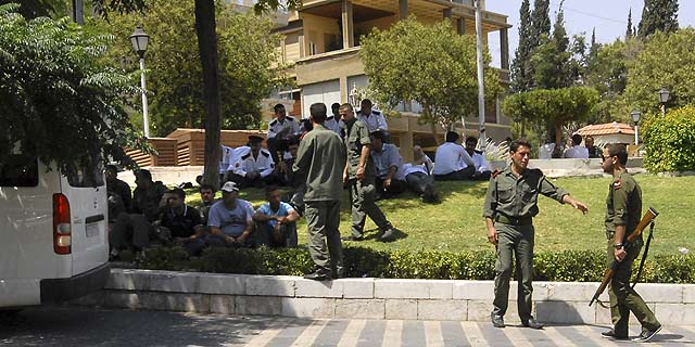 Soldados y policas sirios vigilan una zona cercana a la embajada de EEUU. | Ap