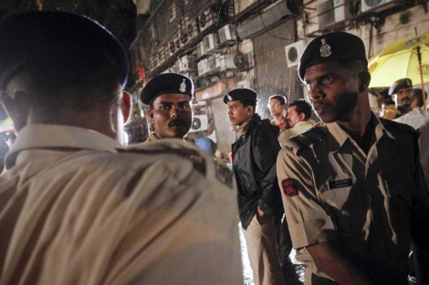 Un grupo de policas cerca de la 'Opera House' de Bombay. | Reuters